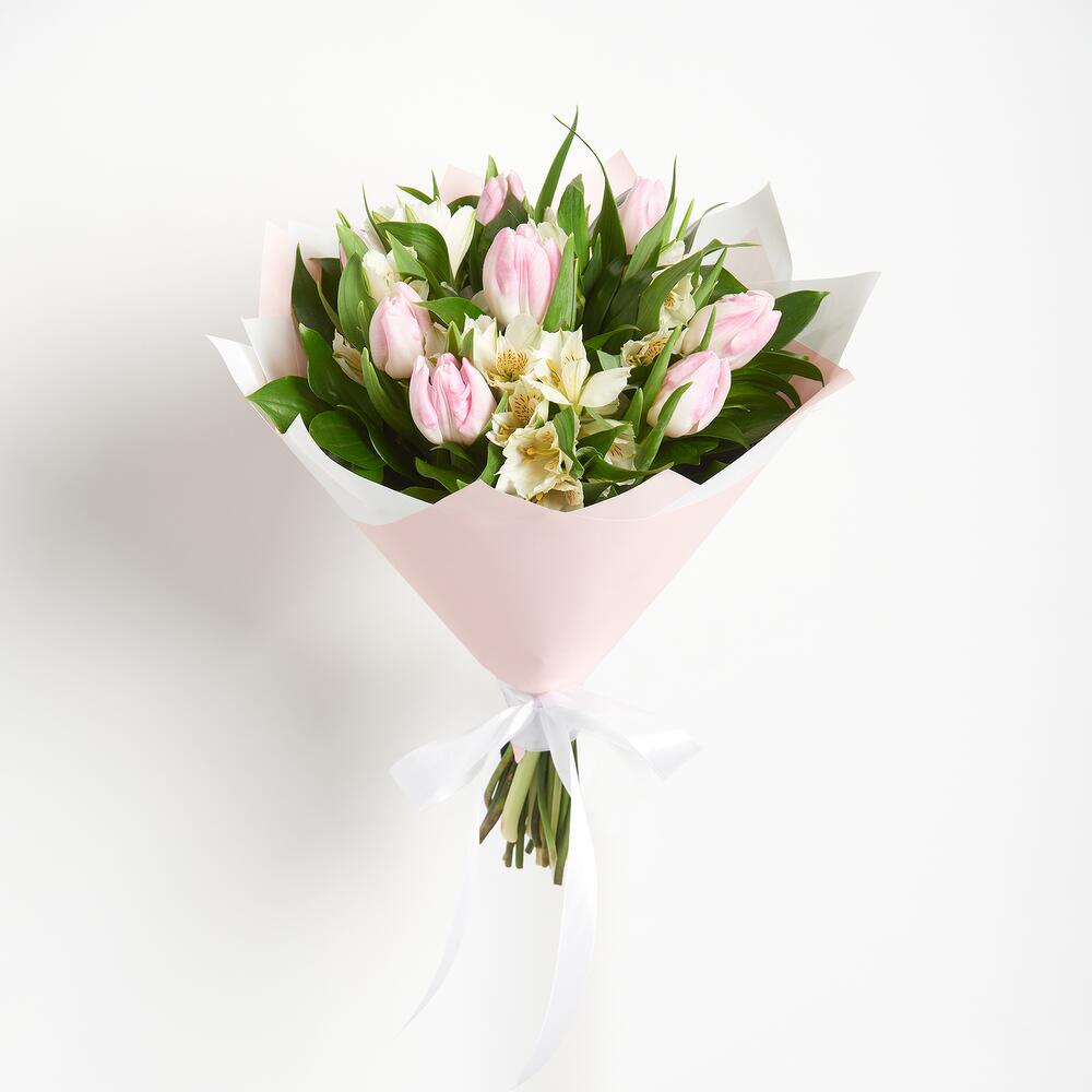 Букет «Первое свидание» розовых тюльпанов и белых альстромерий Новокузнецк Кемеровская область
