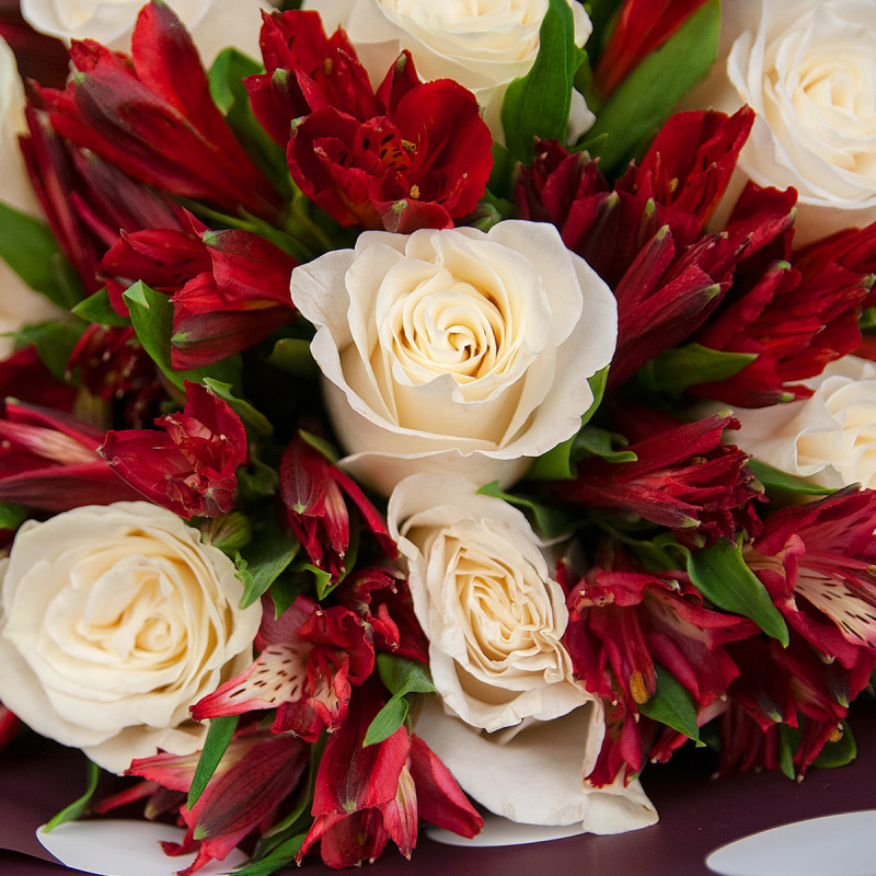 Букет из белых роз и красных альстромерий – гармония страсти и чистоты Новокузнецк Кемеровская область