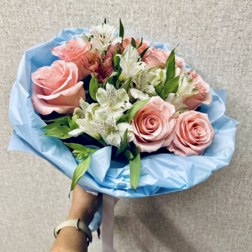 Букет «Фреш» – нежность розовых роз и белых альстромерий Новокузнецк Кемеровская область