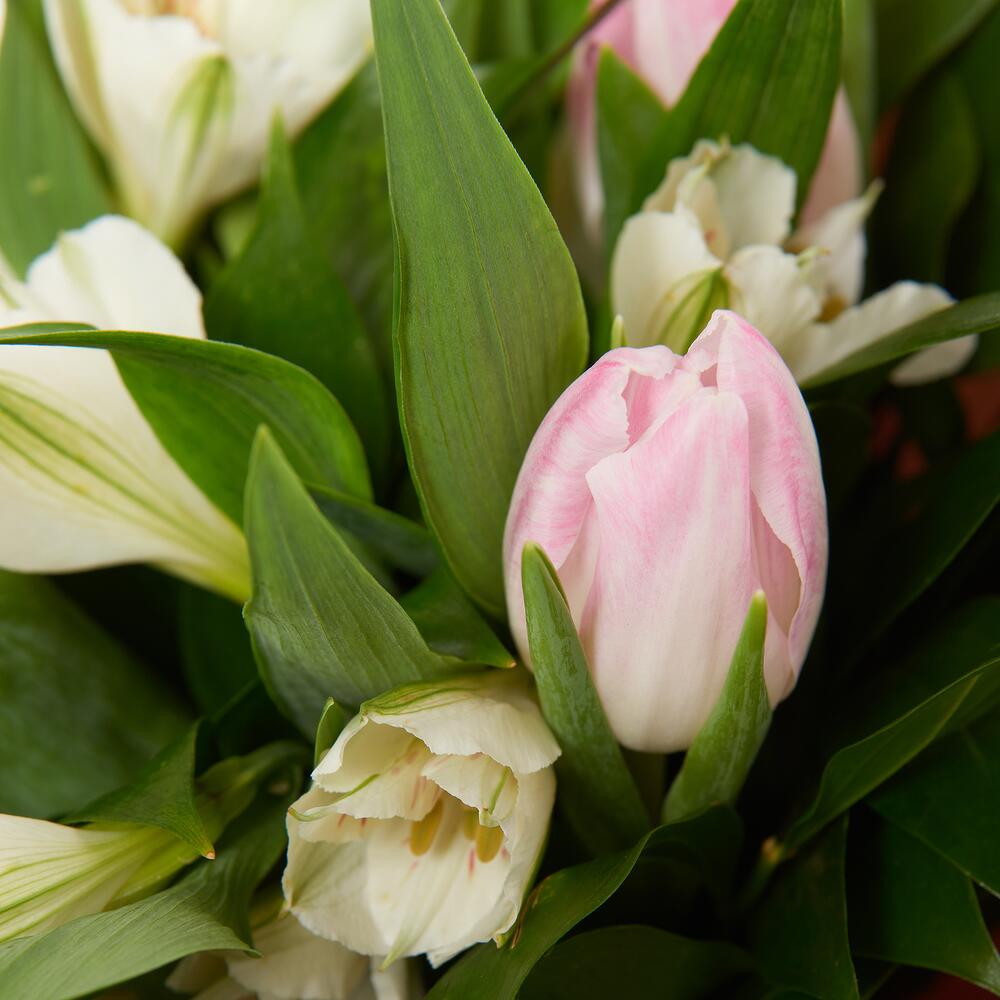 Букет «Первое свидание» розовых тюльпанов и белых альстромерий Новокузнецк Кемеровская область