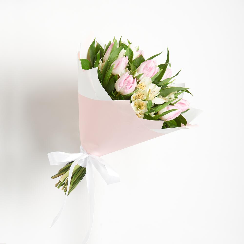 Букет «Первое свидание» розовых тюльпанов и белых альстромерий Новокузнецк Кемеровская область