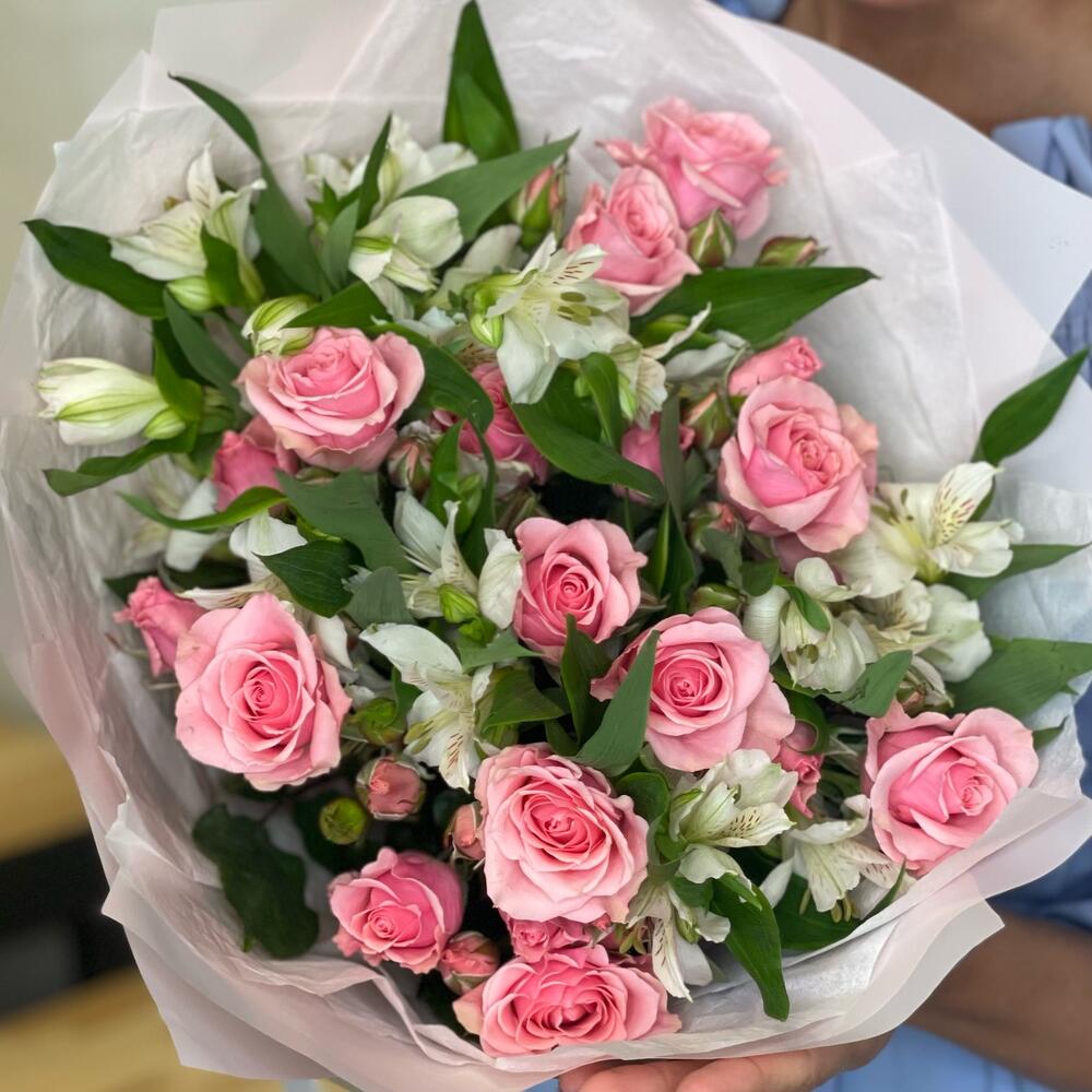 Букет «Розовый фламинго» – нежность розовых кустовых роз и белых альстромерий Новокузнецк Кемеровская область